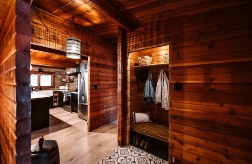 Catchacoma House | Pet-Friendly Cabin Amazing Fully Renovated in Gooderham, Ontario