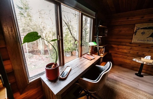 Catchacoma House | Pet-Friendly Cabin Amazing Fully Renovated in Gooderham, Ontario