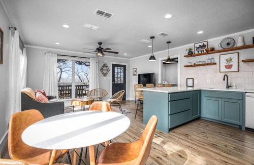 Kyle House | Pet-Friendly Cabin | Scenic River Views | Sleeps 5