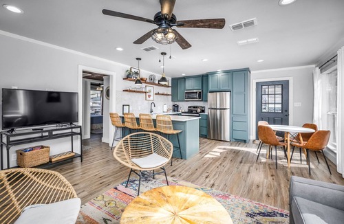 Kyle House | Pet-Friendly Cabin | Scenic River Views | Sleeps 5