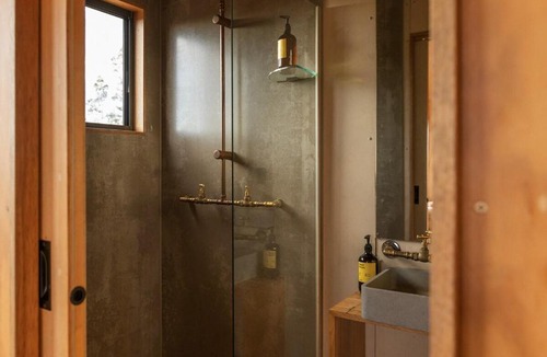 Flinders Lakes House | Pet Friendly Cabin Surrounded by Wilderness - Gili