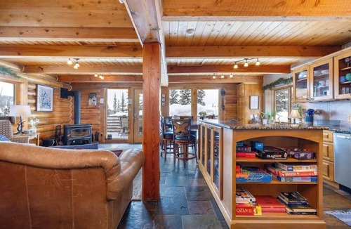 Quandary Village Cabin | Pet-Friendly Cabin with Hot Tub