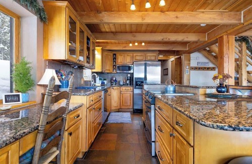Quandary Village Cabin | Pet-Friendly Cabin with Hot Tub