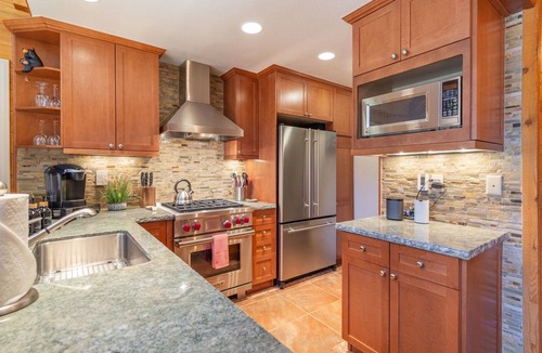 Kingswood Estates House | Pet-Friendly Cabin with Pool Table & Hot Tub