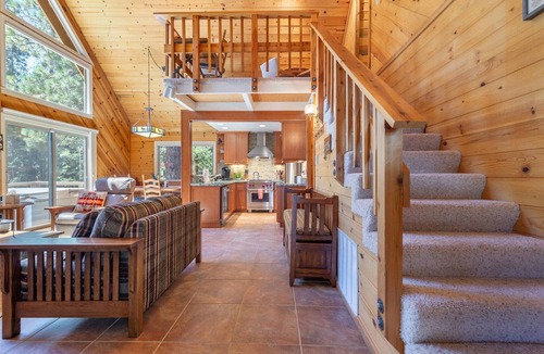 Kingswood Estates House | Pet-Friendly Cabin with Pool Table & Hot Tub