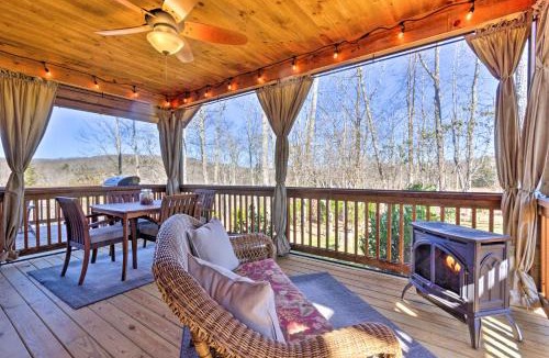Tuckasegee House | Pet-Friendly Cabin w/Mtn Views in Chinquapin!