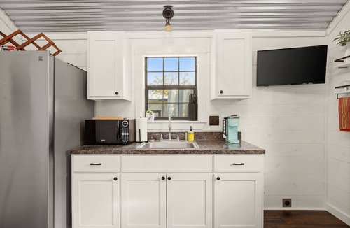 Big Bee Creek Cabin | Pet Friendly Cabin w/hot tub. gym, cold plunge, & sauna