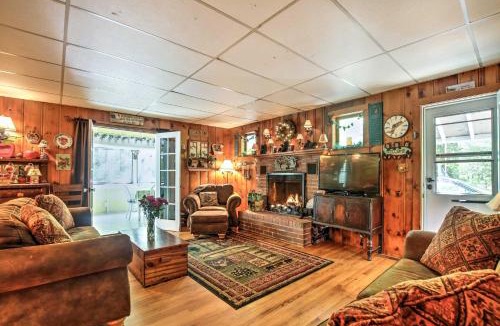 Williamsburg House | Pet-Friendly Cabin with Fire Pit, BBQ and Great Deck!