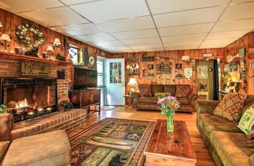 Williamsburg House | Pet-Friendly Cabin with Fire Pit, BBQ and Great Deck!
