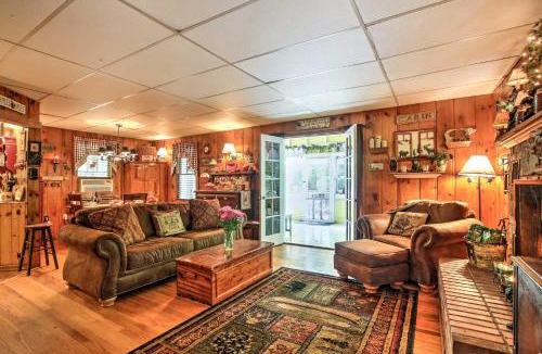 Williamsburg House | Pet-Friendly Cabin with Fire Pit, BBQ and Great Deck!