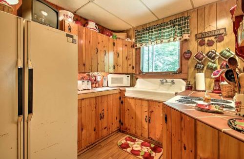 Williamsburg House | Pet-Friendly Cabin with Fire Pit, BBQ and Great Deck!