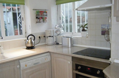 Roses Town Center Villa | Pet-Friendly "Casa Jazmin" with Private Pool, Sea Views, A/C and WiFi