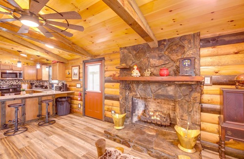 Lupton City Cabin | Pet-Friendly Chattanooga Cabin w/Hot Tub & Kayaks
