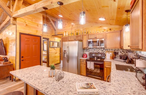 Lupton City Cabin | Pet-Friendly Chattanooga Cabin w/Hot Tub & Kayaks