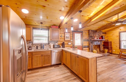 Lupton City Cabin | Pet-Friendly Chattanooga Cabin w/Hot Tub & Kayaks