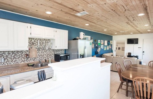 Panama City Apartment | Pet Friendly Cheerful home on Emerald Coast