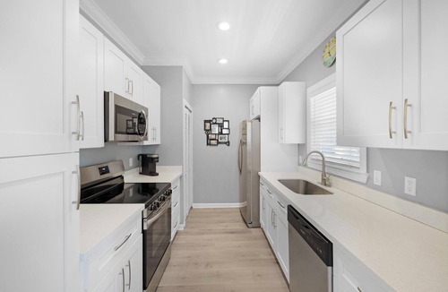 Key West House | PET FRIENDLY! Completely REMODELED! 3 Bedroom 3 bathroom home. Sleeps 8