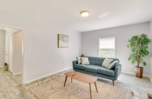 Waterbury House | Pet-Friendly Connecticut Retreat Near Golfing!