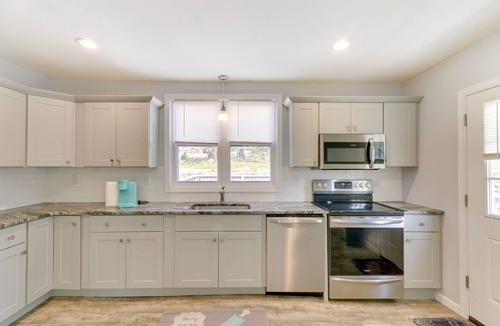 Waterbury House | Pet-Friendly Connecticut Retreat Near Golfing!