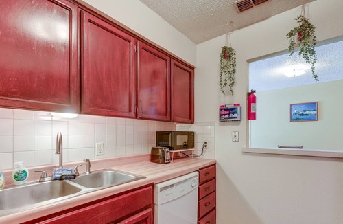 Flour Bluff House | Pet-Friendly Corpus Christi Townhome w/ Grill!