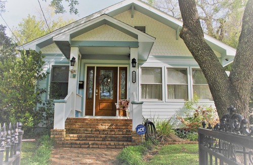 Gulfport House | Pet friendly cottage 1 block to beach fenced in yard with pergola & outdoor tub