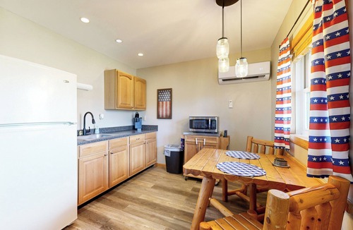 Murphysboro Cabin | Pet Friendly! Countryside Couples Stay in Illinois