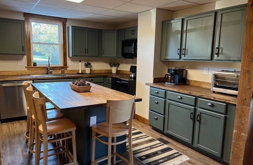 White Cabin | Pet Friendly Cozy Cabin Close to Slopes