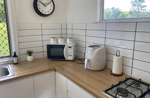 Woombye House | Pet friendly cozy cabin