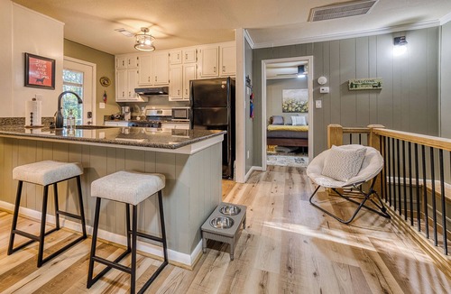 Walnut Mountain Cabin | Pet-Friendly Creekside Cabin 2BR + Fire Pit