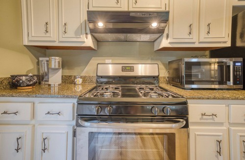 Walnut Mountain Cabin | Pet-Friendly Creekside Cabin 2BR + Fire Pit