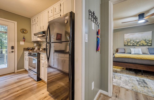 Walnut Mountain Cabin | Pet-Friendly Creekside Cabin 2BR + Fire Pit