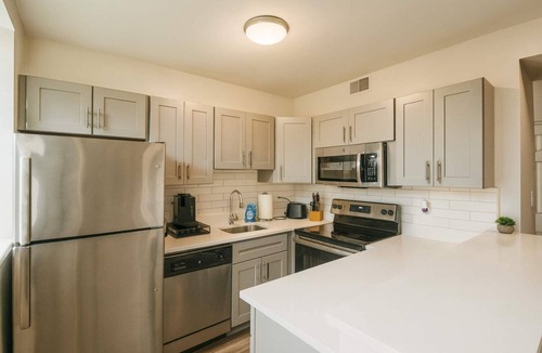 DeBaliviere Place Apartment | Pet-Friendly CWE 2BR · King Bed · Pool · Walk to Forest Park & Barnes-Jewish