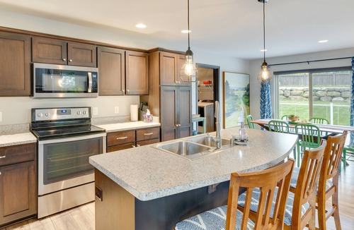 De Forest House | Pet-Friendly DeForest Getaway w/ Backyard!