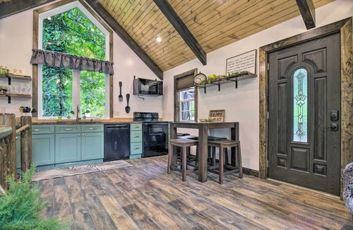 Delta Cabin | Pet-Friendly Delta Cabin w/Private Hot Tub!