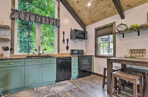 Delta Cabin | Pet-Friendly Delta Cabin w/Private Hot Tub!