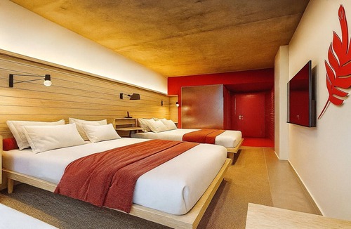 Washington Heights Hotel | Pet-Friendly Deluxe Queen Rooms at Radio Hotel, Minutes to Fort Tryon Park!