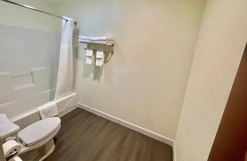 Cuero House | Pet-Friendly Double Queen Room at FairBridge Inn & Suites Cuero, Free Parking!