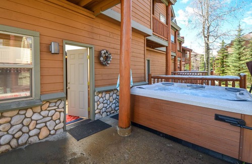 Winter Park House | ☀ Pet Friendly Downtown Townhome | Near Shops, Skiing, Dining & Park | Hot Tub