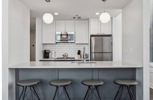 Downtown Pittsburgh Hotel | Pet-Friendly Downtown | Kitchen & Laundry | Walk to Point State Park