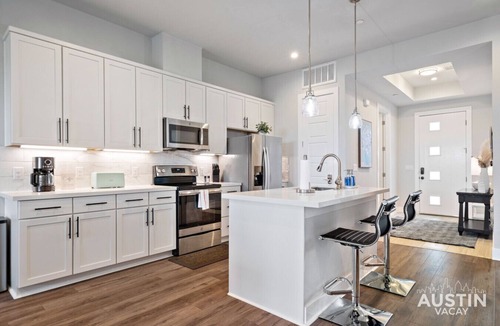 East MLK Apartment | Pet-Friendly East ATX w/Gym, Work Desk & Parking