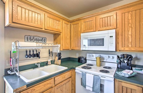 Calera Cottage | Pet-Friendly Efficiency Cottage w/Pool!