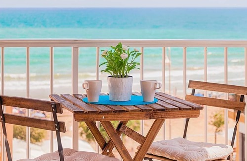El Moncayo Apartment | Pet-Friendly Apartment 'Seaview Modern Beach' with Sea View