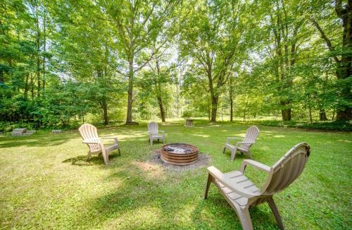 Pymatuning Central House | Pet-Friendly Espyville Home w/Yard & Fire Pit!