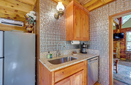 Eureka Springs Cottage | Pet-friendly Eureka Springs Rental w/Private Deck