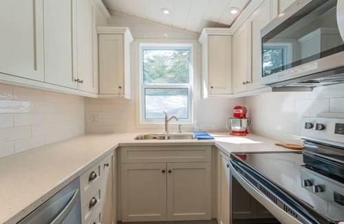 Port Sydney Cabin | Pet Friendly Fall Getaway Waterfront