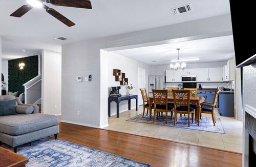 San Antonio House | Pet Friendly, Family Friendly, Huge Yard, Fire Pit, WiFi