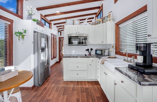 Lampasas House | Pet-Friendly Farmhouse Tiny Home w/Private Deck
