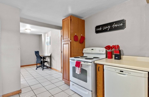 Menasha House | *Pet Friendly-Fenced In Yard* Centrally located in Fox Crossings/Menasha