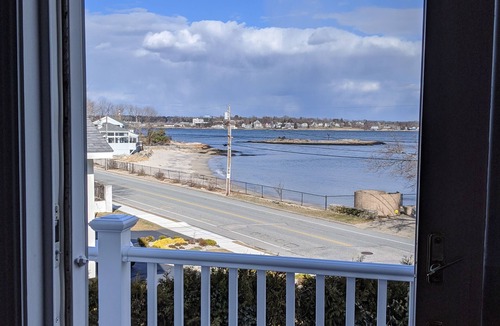 New London House | Pet Friendly Fenced Yard Private Beach View Harbor Lighthouse
