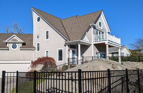 New London House | Pet Friendly Fenced Yard Private Beach View Harbor Lighthouse